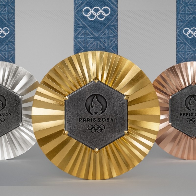 Олимпийн алтан медальд 6 гр алт, мөнгөн медальд 507 гр мөнгө, хүрэл медальд 415.15 гр зэс оржээ.