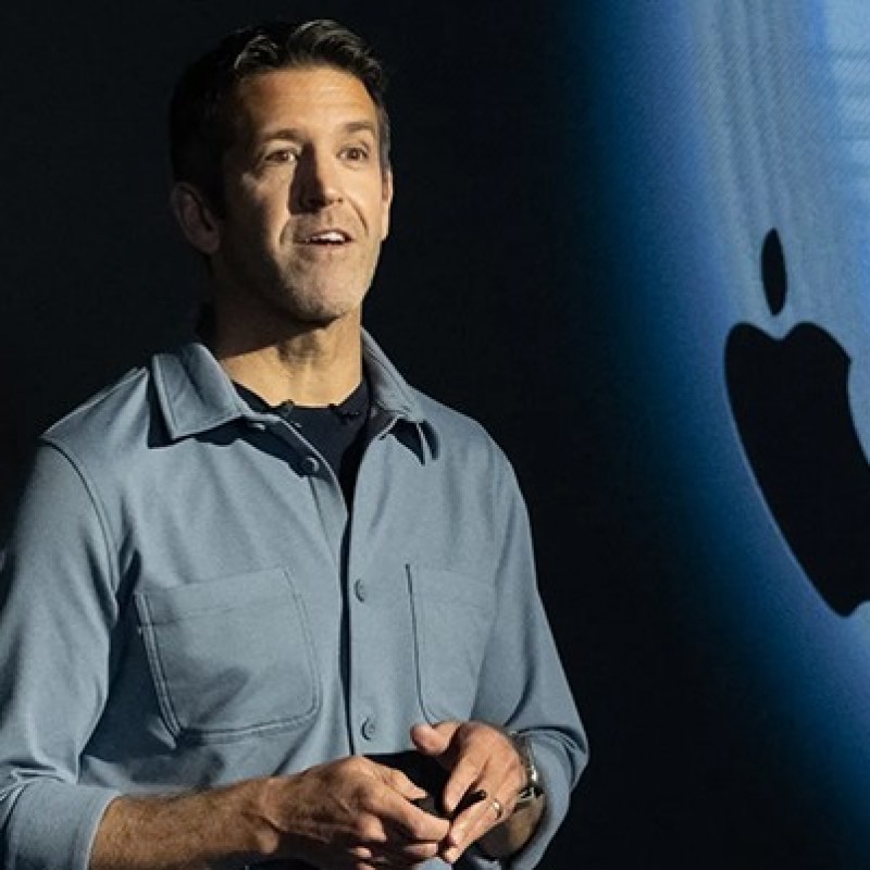 Apple шинэ гүйцэтгэх захирлаа томиллоо